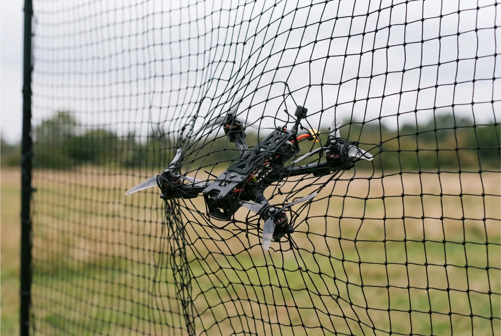 Dron FPV interceptado y retenido en una red de protección Tunanets