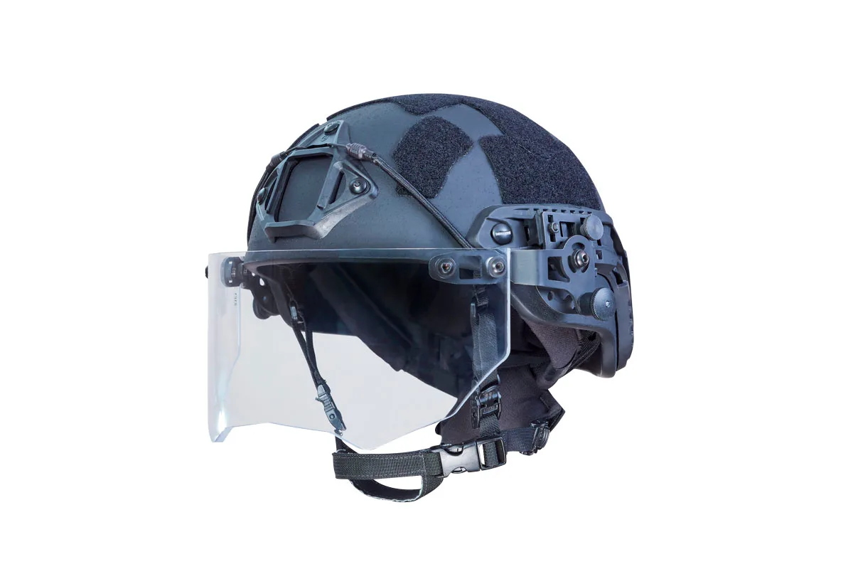 Casco con visor antifragmentos montado
