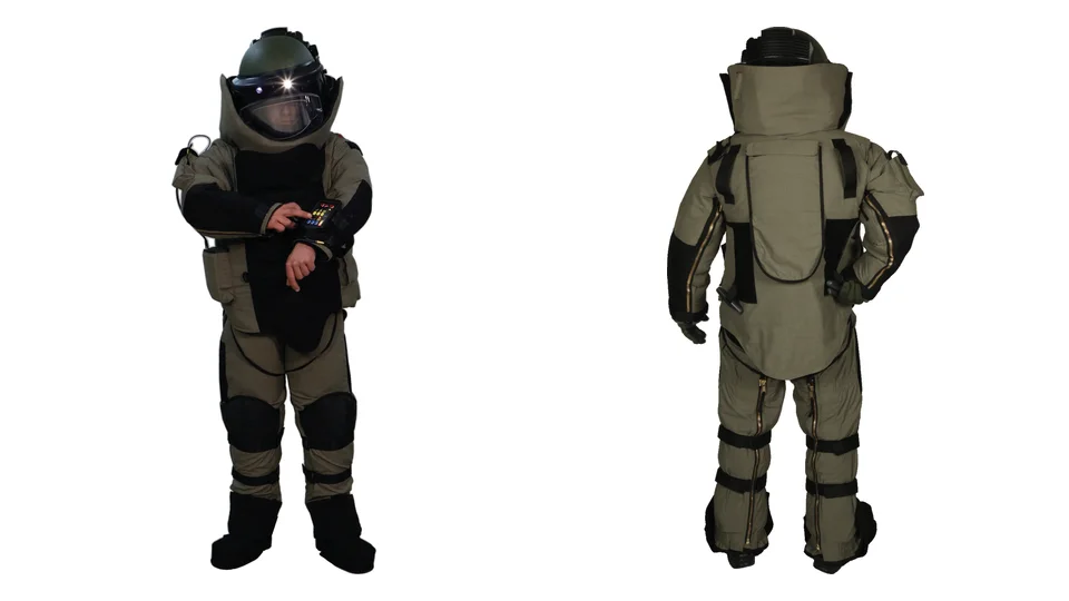 Traje EOD con casco y visor, de frente y de espaldas