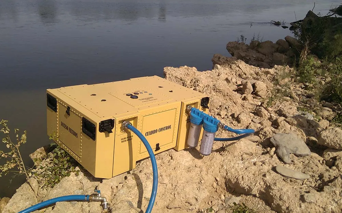 HYDROS portable purification plant running beside a water source