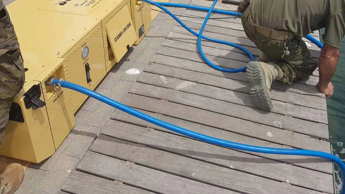 Rıhtımda, deniz suyu alma hortumuyla HYDROS MARINE arıtma ünitesi