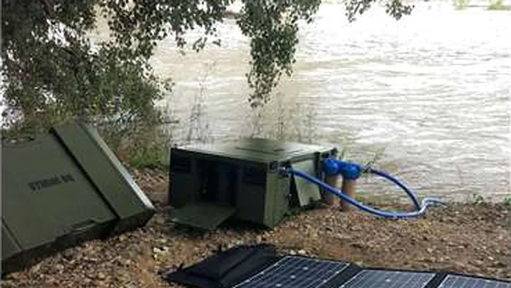 Nehir kenarında su çeken HYDROS taşınabilir arıtma ünitesi