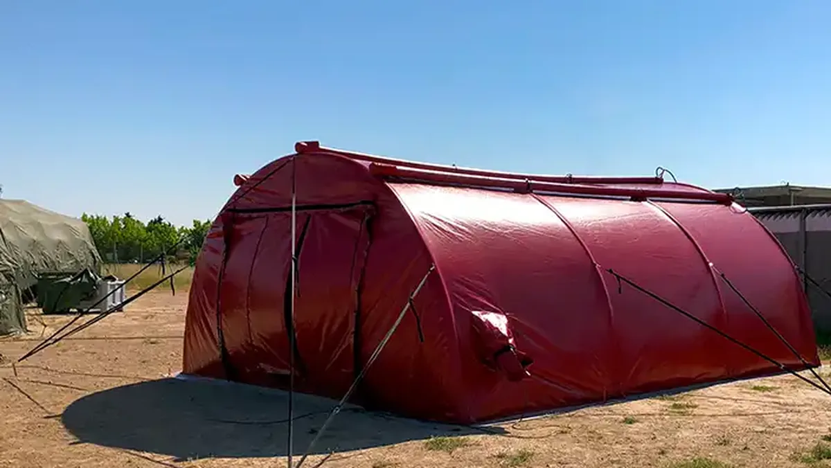Tienda hinchable HVI con sus arcos de alta presión, montada en nave